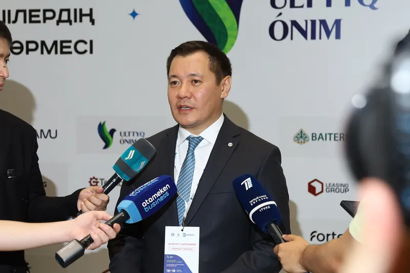 Фархат Сарсекеев на выставке в Астане, фото - Новости Zakon.kz от 16.05.2025 15:31