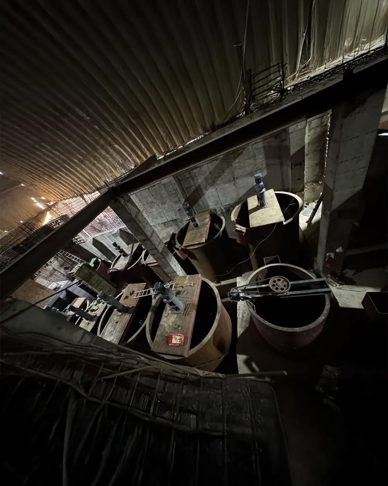 изъятые силовиками бочки с аммиаком, фото - Новости Zakon.kz от 16.05.2025 11:52