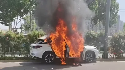 Горящий автомобиль, фото - Новости Zakon.kz от 16.05.2025 08:18