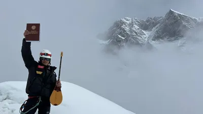 альпинизм, Конституция, домбра, Кайырбек Алибек, фото - Новости Zakon.kz от 17.05.2025 12:49