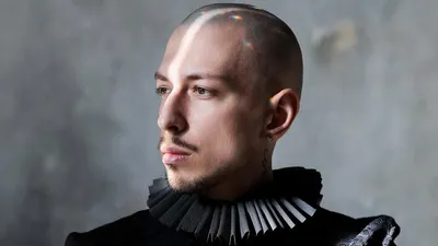 Экстрасенс, шоумен, знаменитость, фото - Новости Zakon.kz от 18.05.2025 07:18