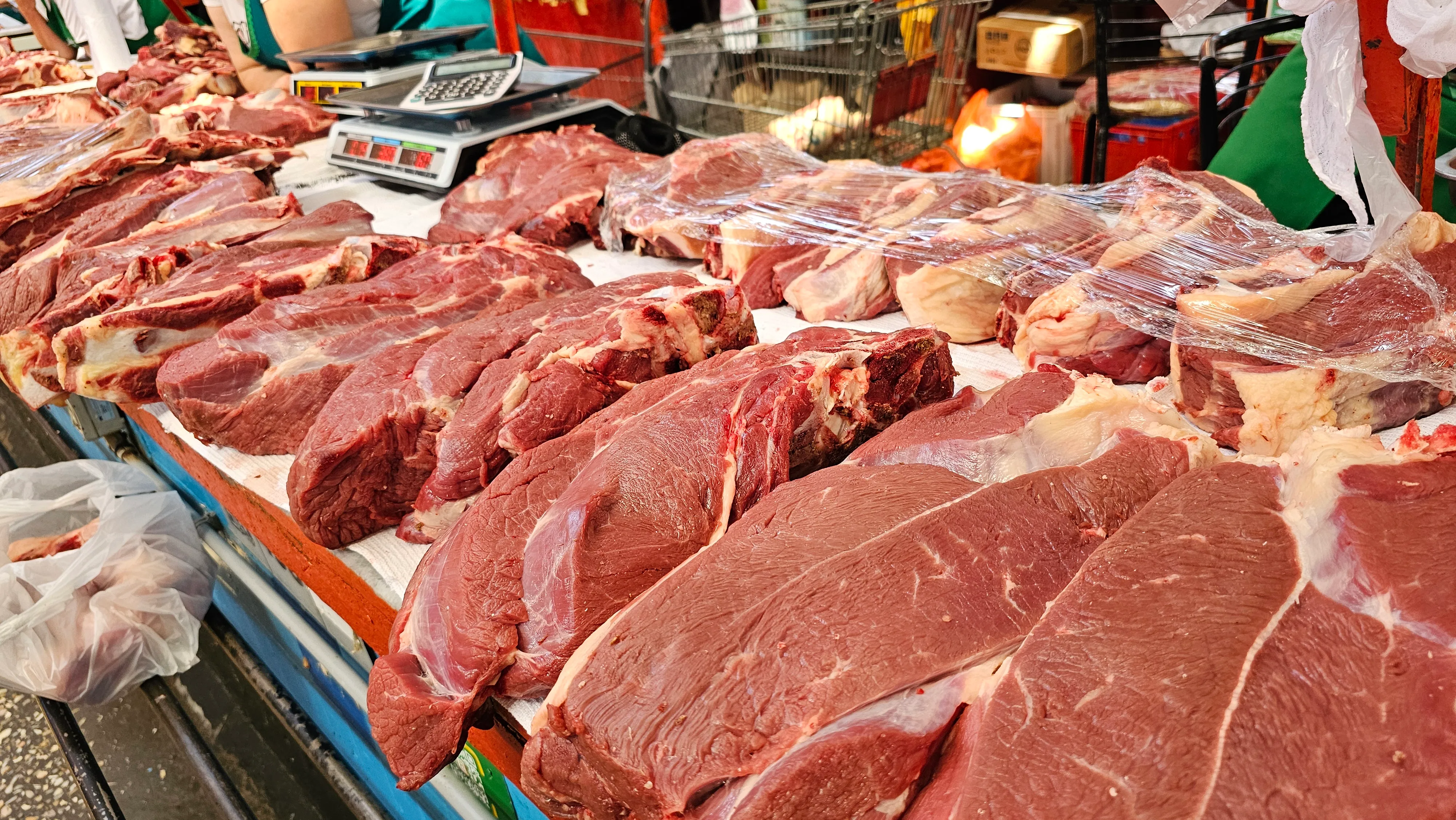 Екі қыз төсекте бір жігітті сиқыды