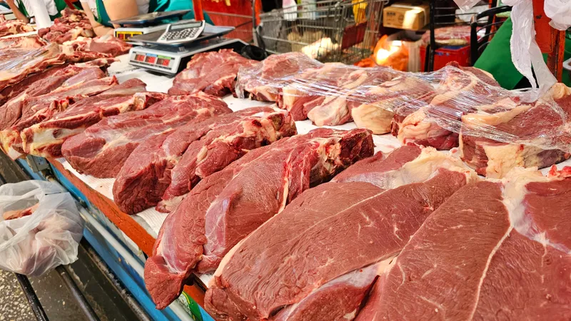 Ересек әйелдің үлкен мүшесімен қатты секс және оргазм