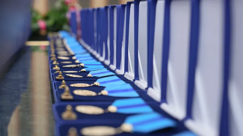 Өмірін қауіпке тіккен құтқарушылар Президент қолынан награда алды