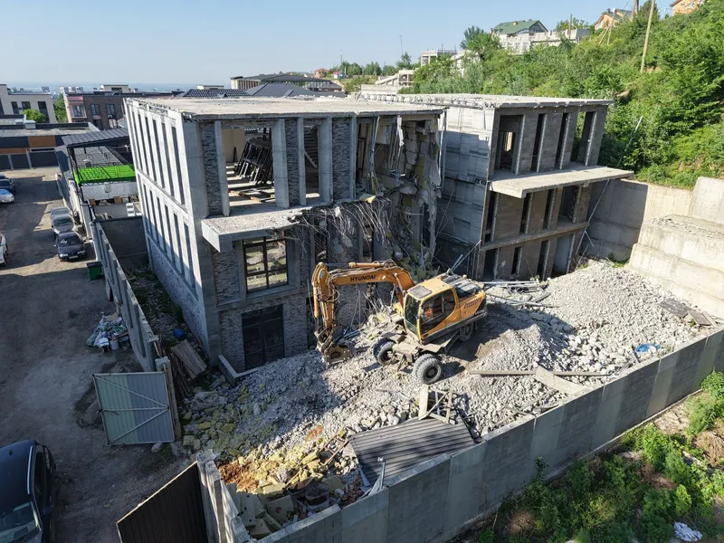 снос дома в горах Алматы, фото - Новости Zakon.kz от 21.05.2025 09:47