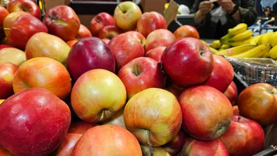 Супермаркет, маркет, магазин, продуктовый магазин, фрукты, фруктовый отдел, яблоки, фото - Новости Zakon.kz от 02.06.2025 15:16