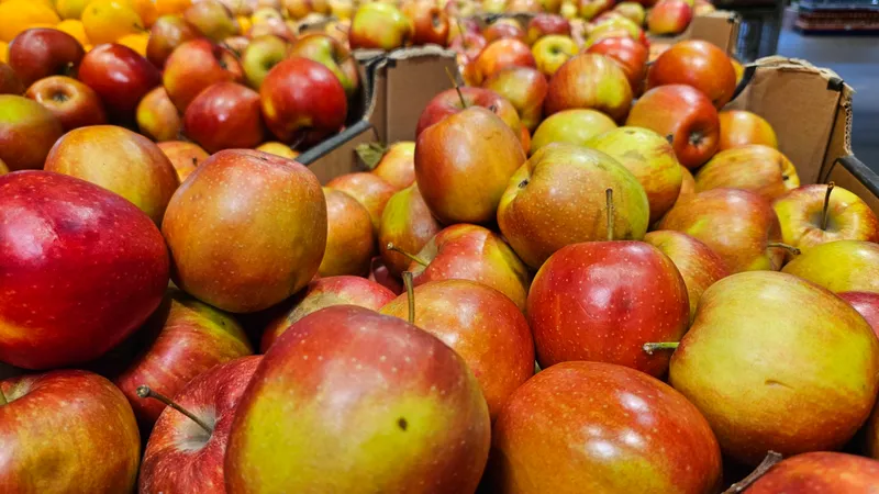 Супермаркет, маркет, продуктовый, продукты питания, фрукты, фруктовый отдел, яблоки, фото - Новости Zakon.kz от 07.07.2026 15:54
