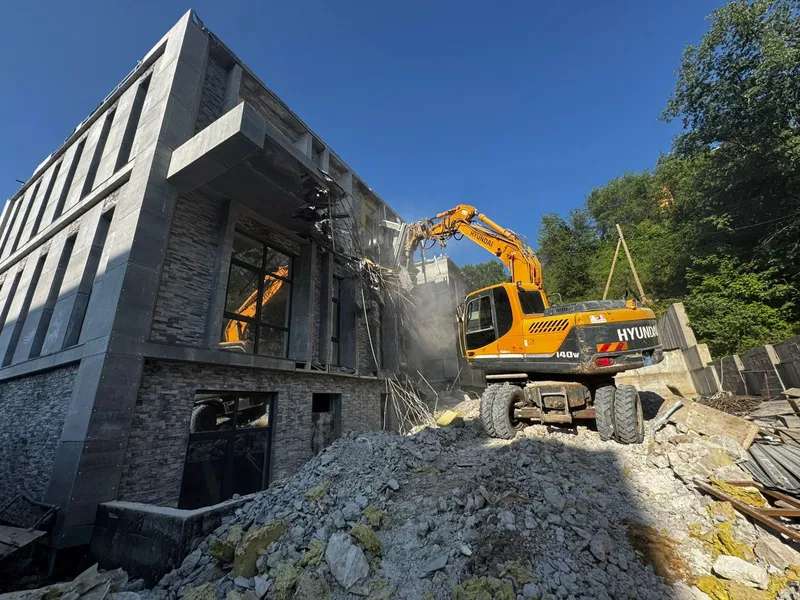 снос дома в горах Алматы, фото - Новости Zakon.kz от 21.05.2025 09:47