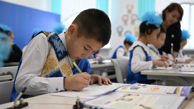 Минпросвещения ответило, почему не продлевают учебный год в школах