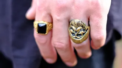 Женщина вернула найденное на улице кольцо 1938 года , фото - Новости Zakon.kz от 23.05.2025 06:15