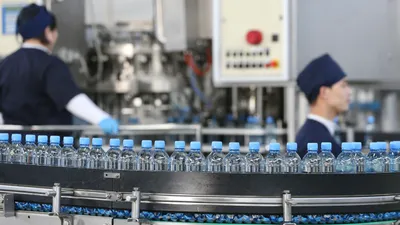 Завод воды, производство воды, вода, розлив воды, питьевая вода, бутылки воды, люди на производстве, сурет - Zakon.kz жаңалық 22.12.2025 14:24