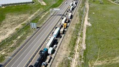 Скопление фур на границе, скопление грузовых машин на границе, скопление грузовиков на границе, фуры, фура, грузовые машины, грузовая машина, грузовик, грузовики, перевозка груза, груз, грузоперевозки, грузовые перевозки , сурет - Zakon.kz жаңалық 06.10.2025 14:09