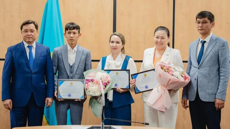 Рекордсмена по ЕНТ из Туркестанской области поздравили в акимате