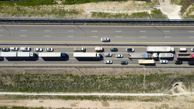 Скопление фур на границе, скопление грузовых машин на границе, скопление грузовиков на границе, фуры, фура, грузовые машины, грузовая машина, грузовик, грузовики, перевозка груза, груз, грузоперевозки, грузовые перевозки , фото - Новости Zakon.kz от 05.11.2025 12:04