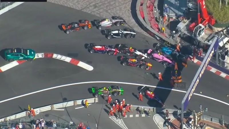 Массовая авария случилась на старте гонки Гран-при Монако "Формулы-2"