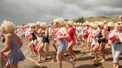 Двойники Монро участвуют в заплыве, фото - Новости Zakon.kz от 26.05.2025 03:30