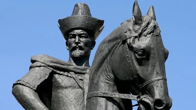 Памятник Кенесары хану вернули на место в Астане