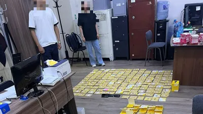 кабинет полиции с задержанными и симкарты на полу, фото - Новости Zakon.kz от 26.05.2025 09:35