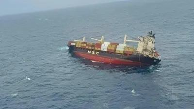 У берегов Индии произошло крушение контейнеровоза, фото - Новости Zakon.kz от 27.05.2025 06:20