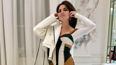 47-летняя солистка группы "Винтаж", свет, платье, бумага, 28 тысяч тенге, фото - Новости Zakon.kz от 26.05.2025 13:24