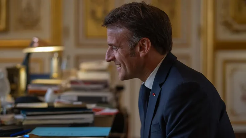 Президент Макрон прилюдно получил пощечину от супруги