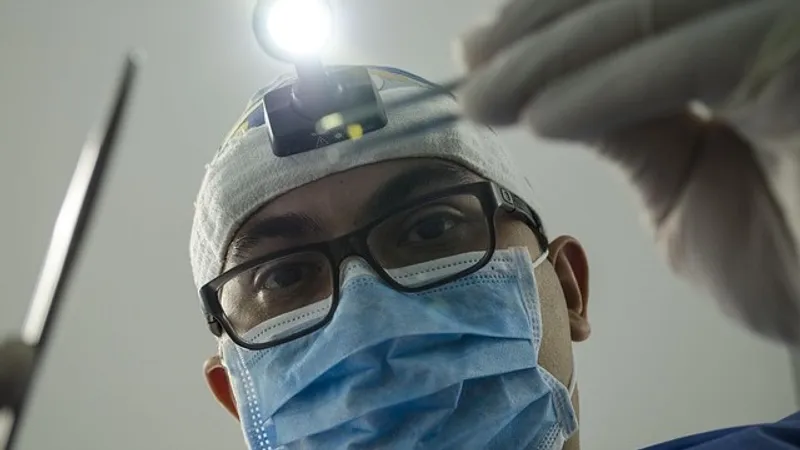 Алматинке спасли переломанный палец без разрезов и гипса