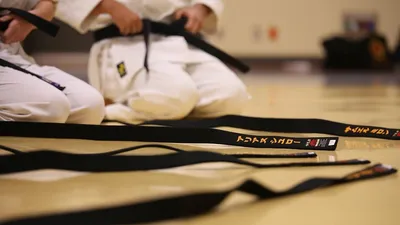 Казахстанский силач поднял шестерых каратистов, фото - Новости Zakon.kz от 27.05.2025 22:40