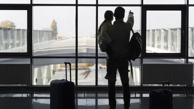 Эмигрант, эмигранты, эмиграция, мигрант, мигранты, миграция, иммигранты, иммигрант, иммиграция, приезжий, приезжие, переезд, аэропорт, люди в аэропорту, путешествие, репатриация, репатрианты, репатриант, кандас, кандасы, фото - Новости Zakon.kz от 15.12.2025 12:05