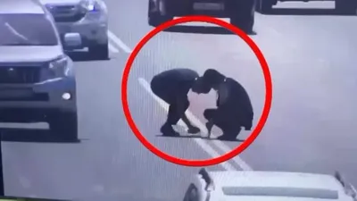 Работники автосервиса закрасили двойную сплошную на трассе в Таразе, фото - Новости Zakon.kz от 27.05.2025 18:40