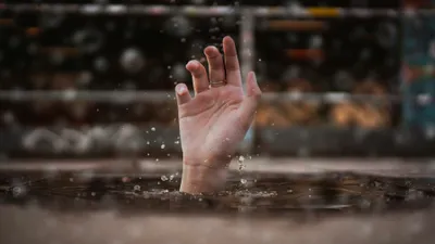 Тонущий человек в воде, утопающий, тонуть, утонуть, потонуть, затонуть, утонувший