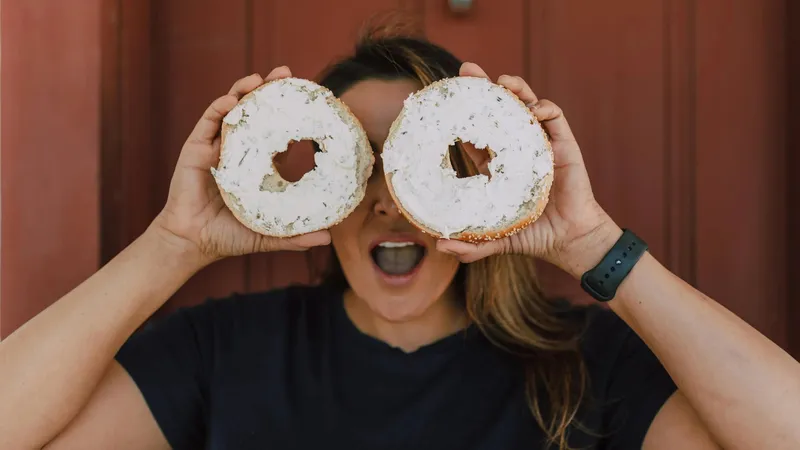 Ученые ответили, почему не стоит запрещать себе есть "вредные" продукты