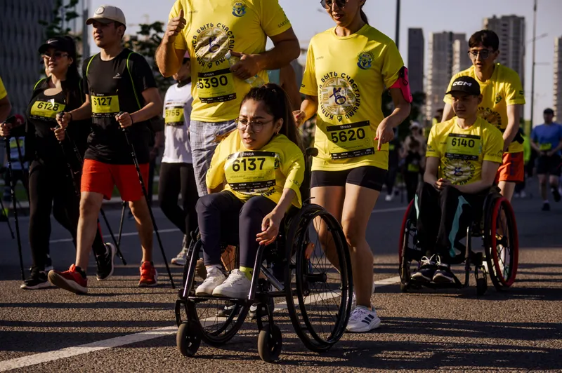 бегущие в Астане люди, фото - Новости Zakon.kz от 28.05.2025 17:46