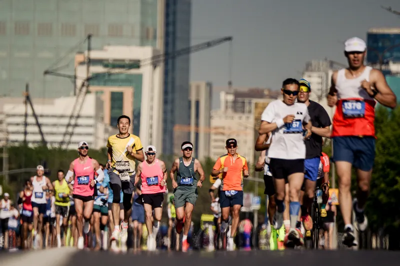 бегущие в Астане люди, фото - Новости Zakon.kz от 28.05.2025 17:46