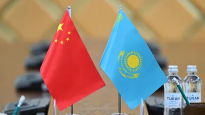 Флаги Китая и Казахстана, флаги КНР и РК, фото - Новости Zakon.kz от 23.07.2025 10:37