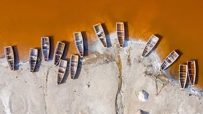 лодки на берегу в Африке, фото - Новости Zakon.kz от 28.05.2025 15:14