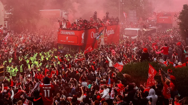 Стали известны подробности ДТП во время чемпионского парада "Ливерпуля"