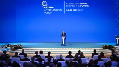 президент Казахстана Касым-Жомарт Токаев на сцене, фото - Новости Zakon.kz от 29.05.2025 10:54