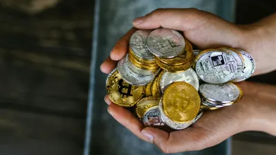 Биткоины, руки, деньги, фото - Новости Zakon.kz от 29.05.2025 07:35