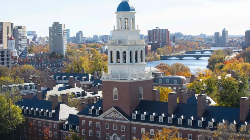 Гарвард выгоняет иностранцев: что будет с казахстанскими студентами