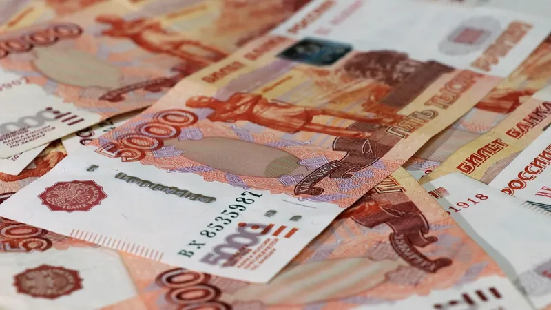 Казахстанцы продолжают избавляться от рублей: спрос на валюту в минусе