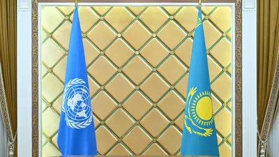Флаги ООН и Казахстана, флаги ООН и РК, флаги Организации Объединенных Наций и Казахстана , фото - Новости Zakon.kz от 25.12.2025 10:22