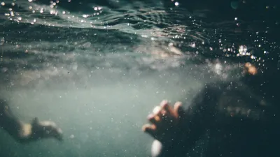 Тонущий человек в воде, утопающий, тонуть, утонуть, потонуть, затонуть, утонувший, сурет - Zakon.kz жаңалық 16.01.2026 12:03