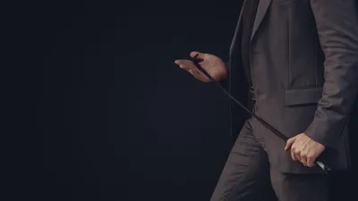 Костюм, темнота, трость, фото - Новости Zakon.kz от 30.05.2025 08:22