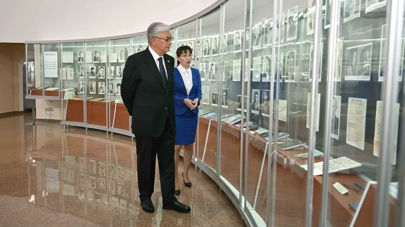 Токаев осмотрел экспозиции музейно-мемориального комплекса АЛЖИР