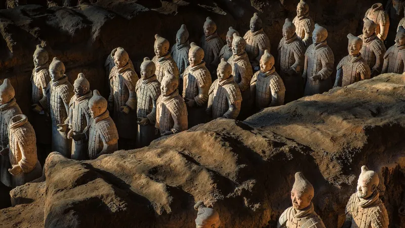 Мужчина напал на фигуры солдат уникальной Терракотовой армии в Китае