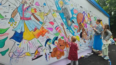 дети рисуют на стене, фото - Новости Zakon.kz от 01.06.2025 14:50