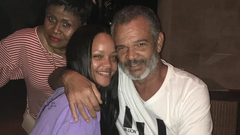 У беременной Рианны умер отец