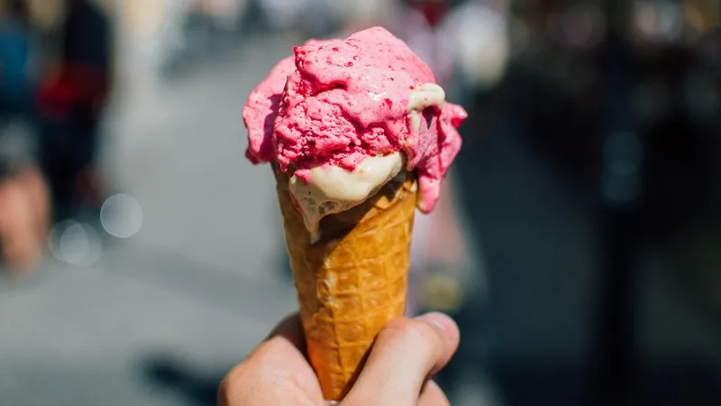 Курсанты Военно-инженерного института угостили маленьких алматинцев мороженым