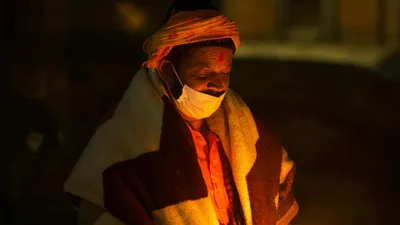 Индиец в маске, фото - Новости Zakon.kz от 02.06.2025 07:01