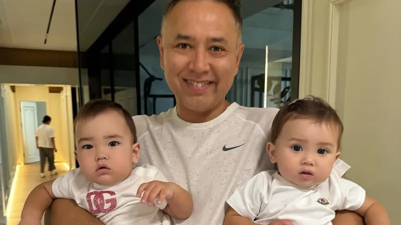 Баян Алагузова показала лица маленьких дочек от суррогатной матери